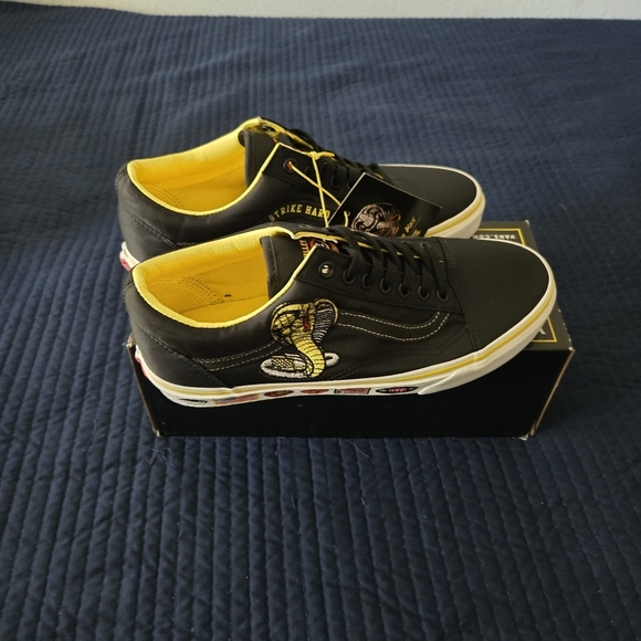 Vans Old Skool Cobra Kai Strike First Men Yellow Black White Rare 042024 - Picture 9 of 10